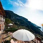 Villa Savina - Elegant Family Villa Overlooks Amalfi Coast -