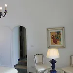 Queen View Apartment - No Kitchen