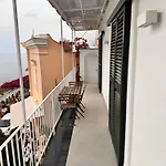 Queen View Apartment - No Kitchen