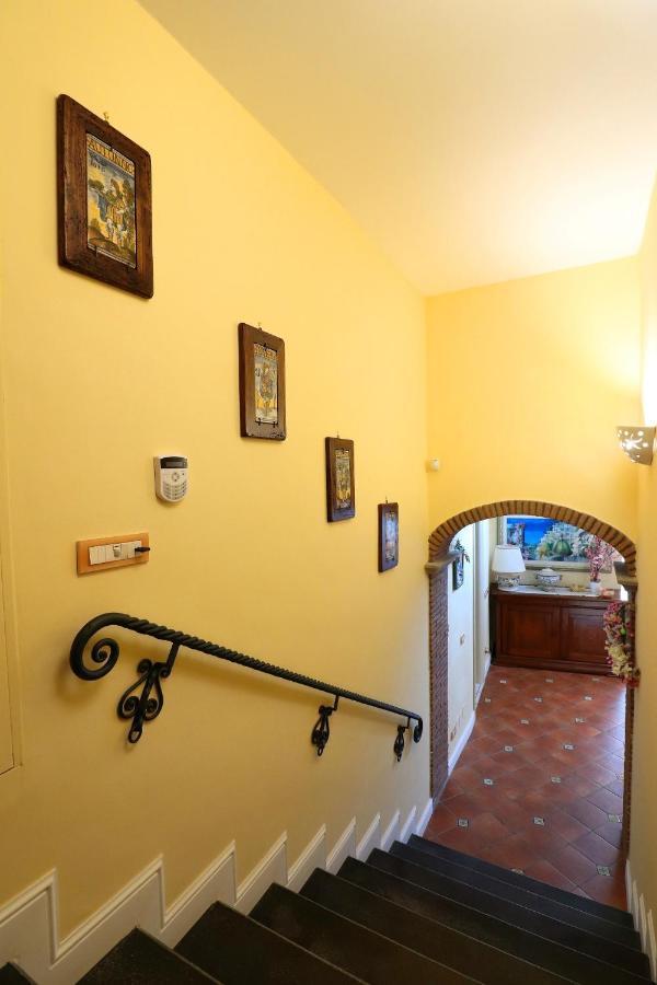 Ilary House - De Vivo Realty