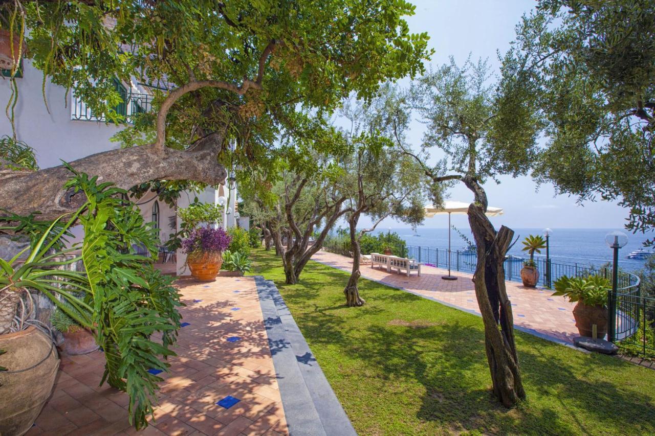 - Lo Scoglio Villa