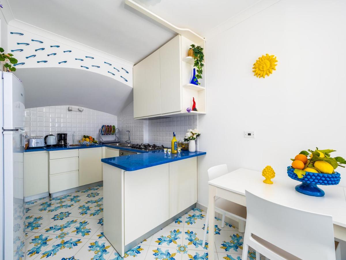 Blue Waves - De Vivo Realty Apartment *