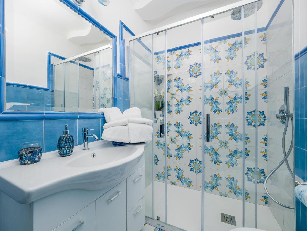 Blue Waves - De Vivo Realty Apartment