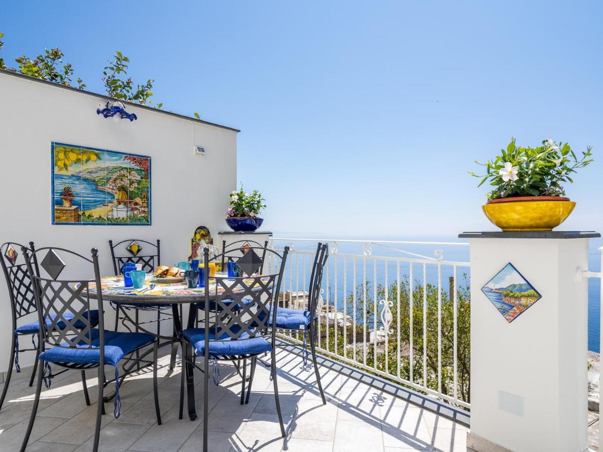 Blue Waves - De Vivo Realty Apartment