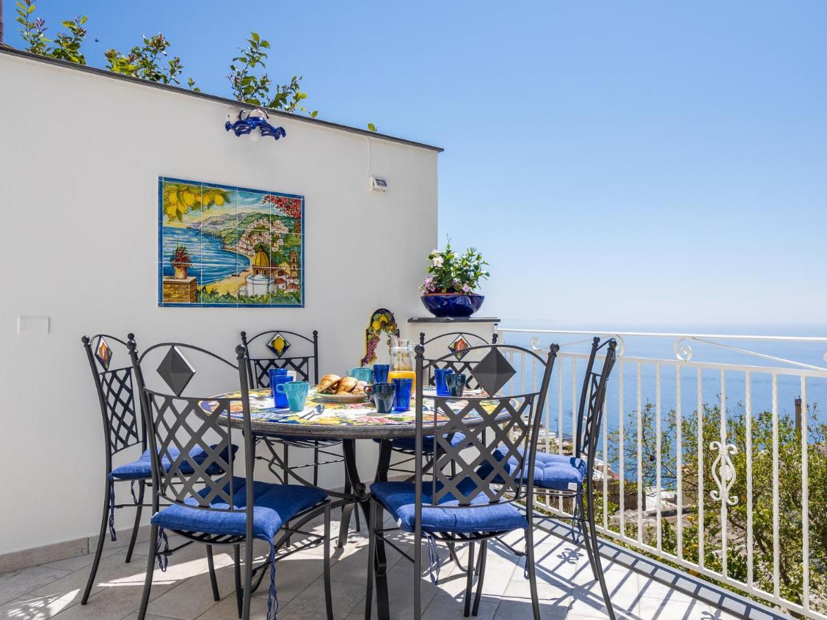 Blue Waves - De Vivo Realty Apartment