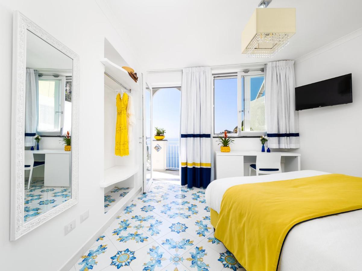 Blue Waves - De Vivo Realty Apartment
