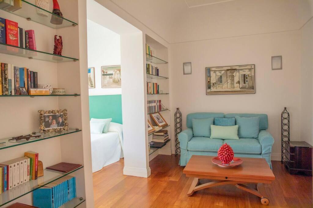 Joey - Prestigious With Private Garage In The Heart Of Villa *
