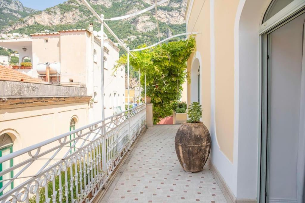 Joey - Prestigious With Private Garage In The Heart Of Villa *