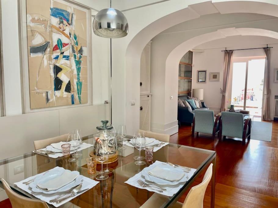 Joey - Prestigious With Private Garage In The Heart Of