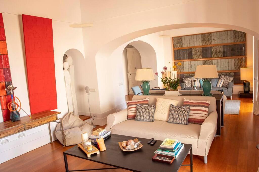 Joey - Prestigious With Private Garage In The Heart Of