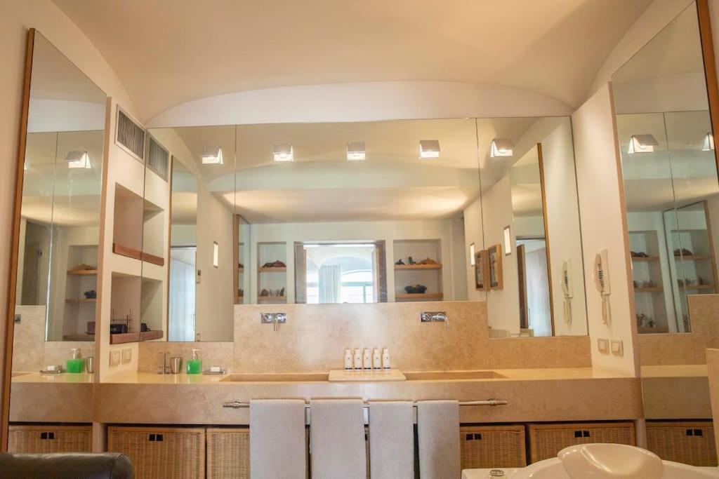 Joey - Prestigious With Private Garage In The Heart Of Villa *