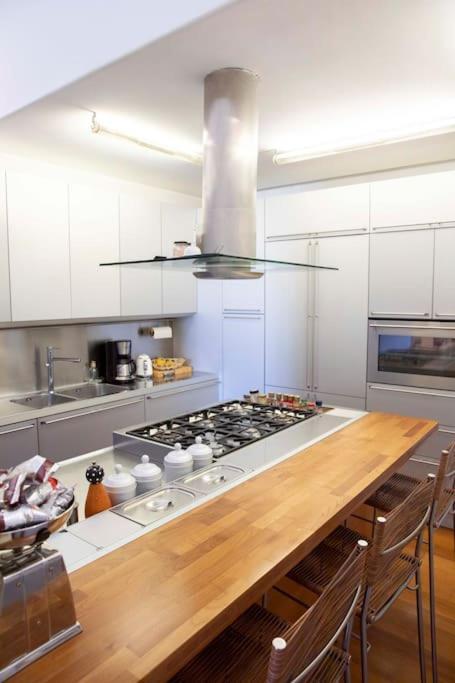 Joey - Prestigious With Private Garage In The Heart Of Positano