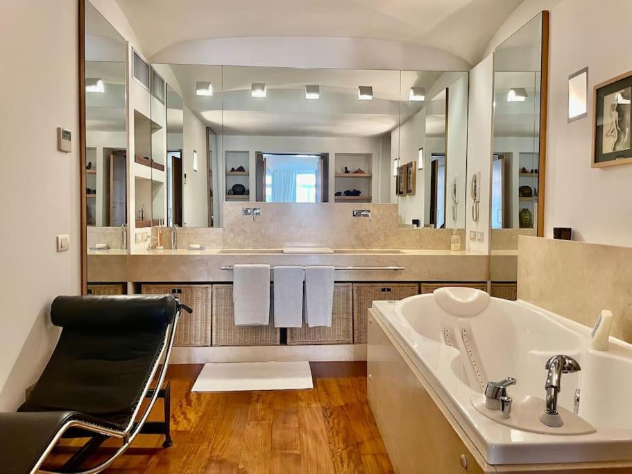 Joey - Prestigious With Private Garage In The Heart Of Villa Positano