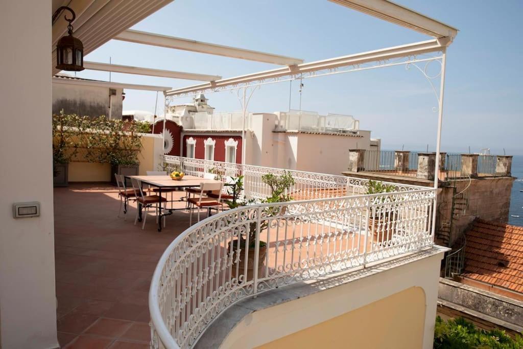 Joey - Prestigious With Private Garage In The Heart Of
