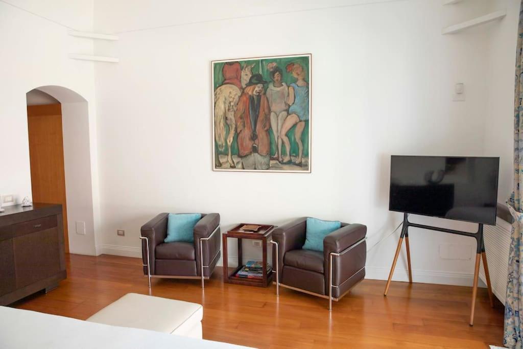 Joey - Prestigious With Private Garage In The Heart Of Villa