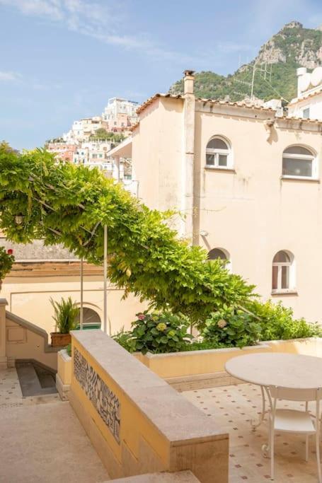 Joey - Prestigious With Private Garage In The Heart Of