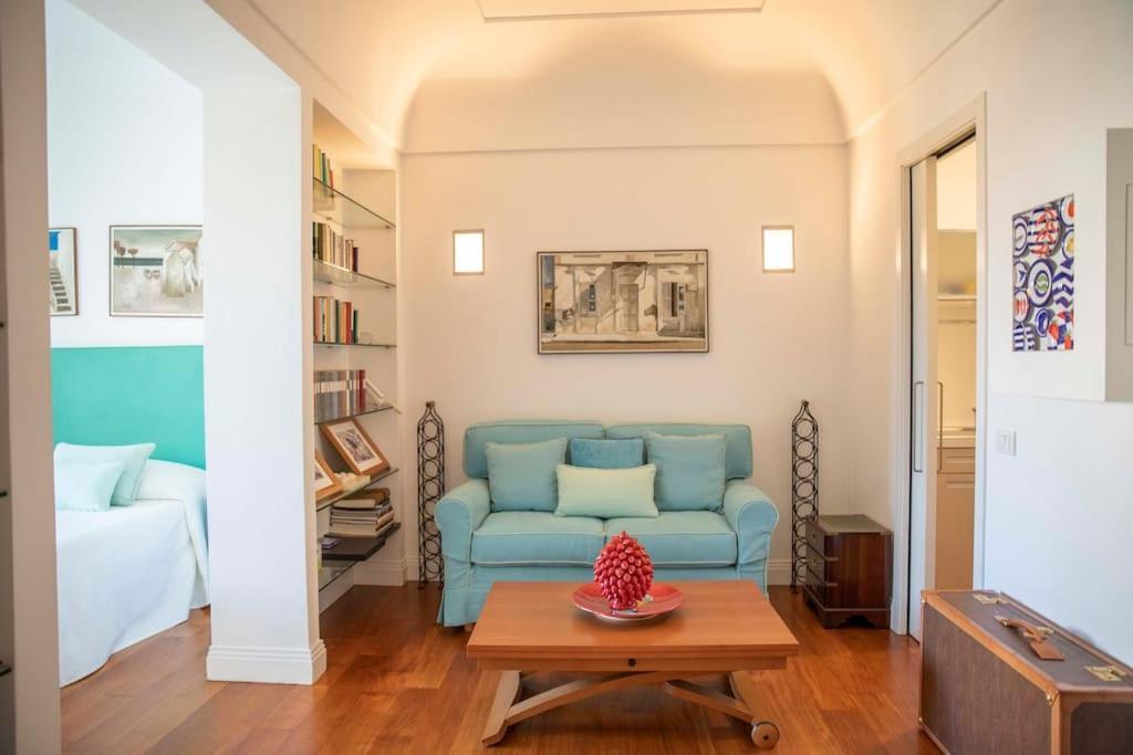 Joey - Prestigious With Private Garage In The Heart Of Villa *