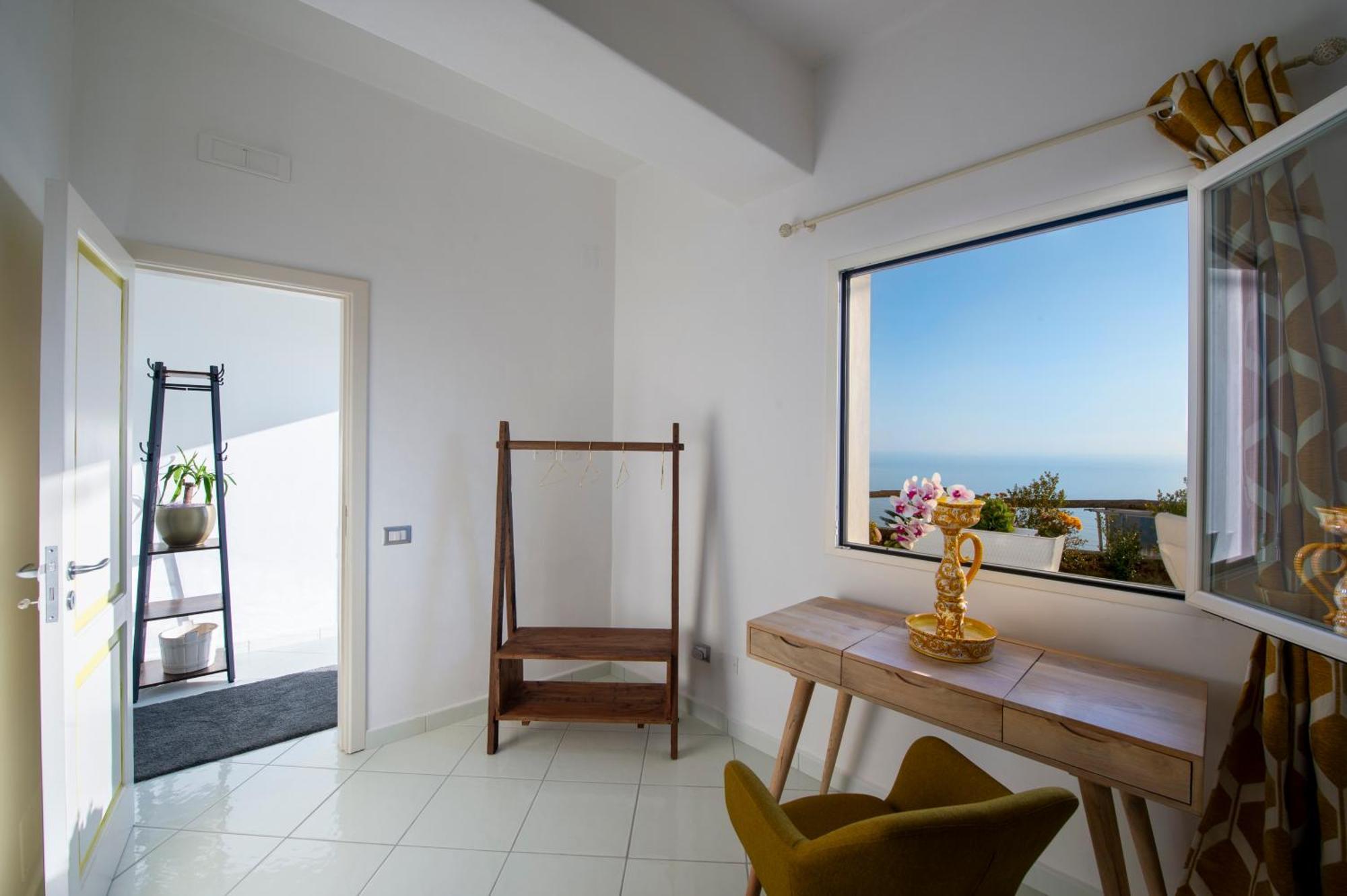 Aria Di Mare,near Elevator, Few Steps, Parking, Garden