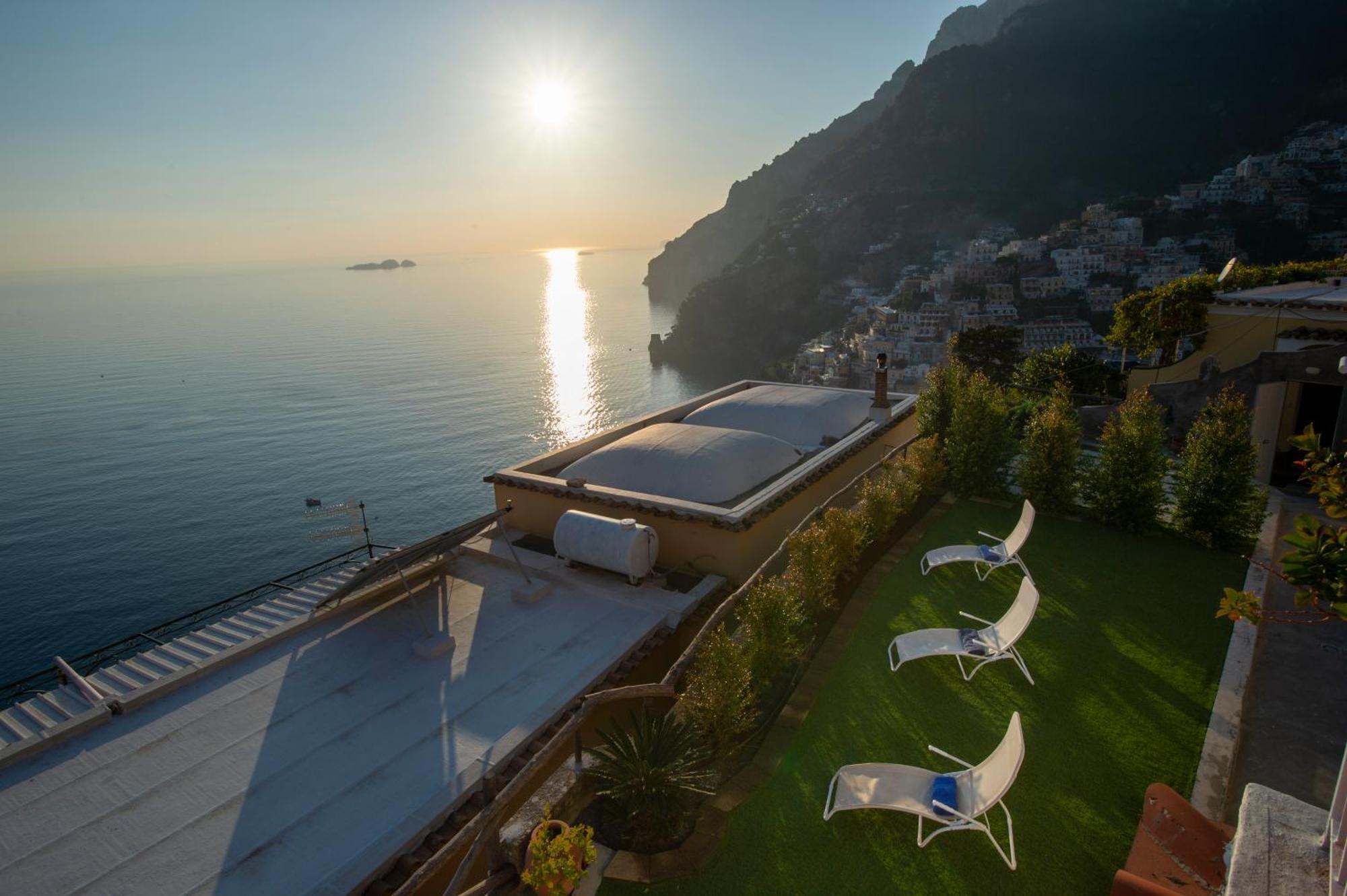 Aria Di Mare,near Elevator, Few Steps, Parking, Garden Apartment