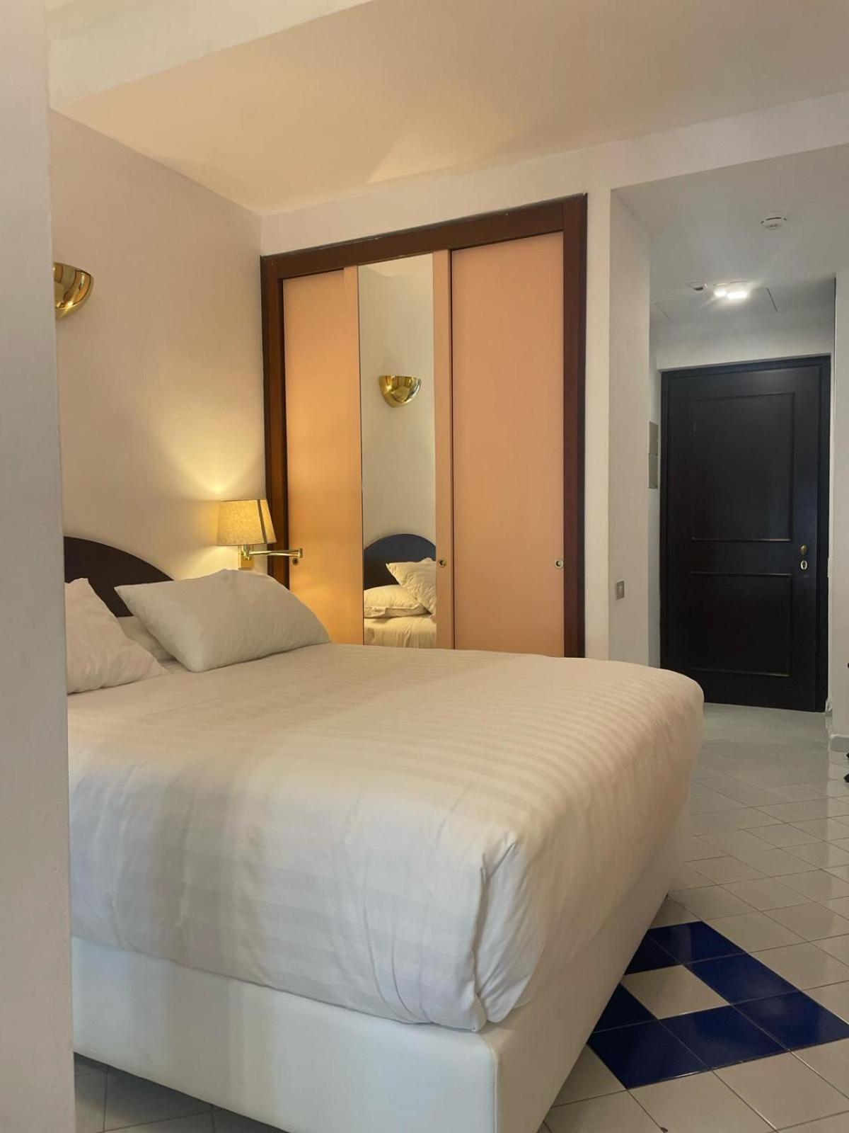 Stanza 913 Royal Guest house *