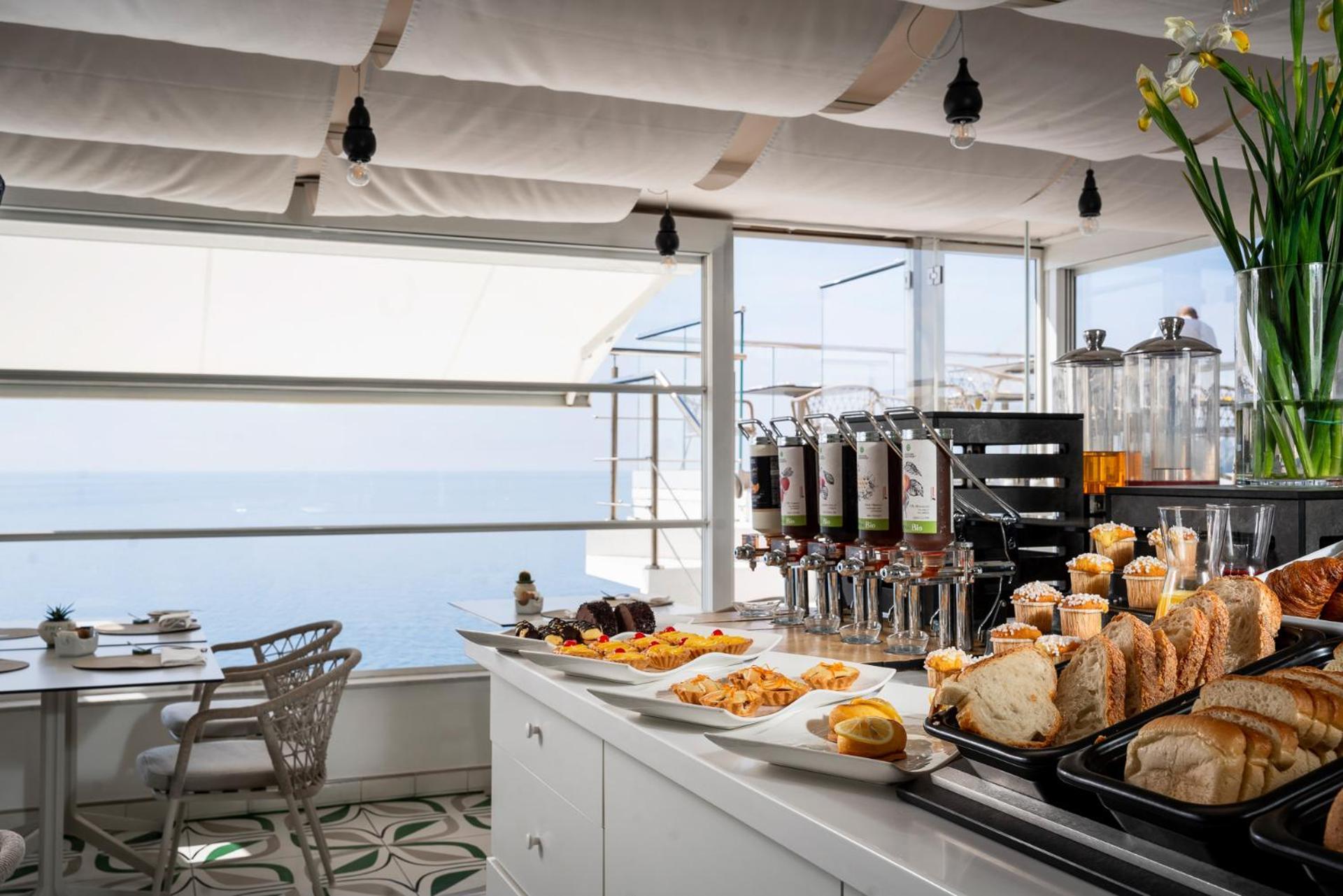 Eden Roc Hotel 4*