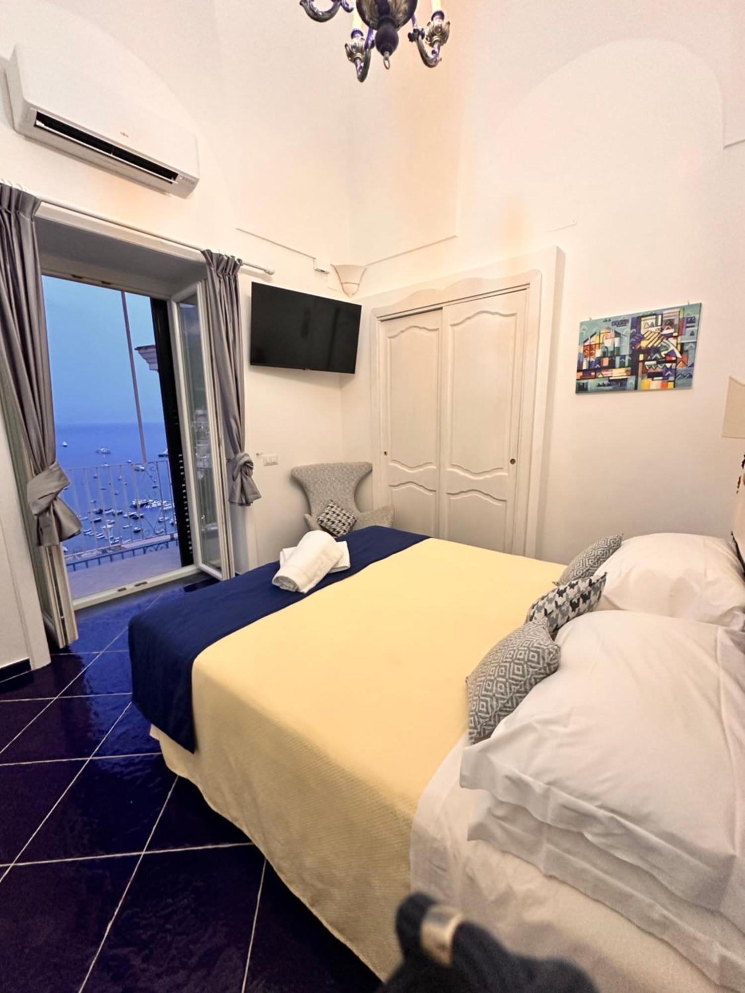 Queen View - No Kitchen * Positano
