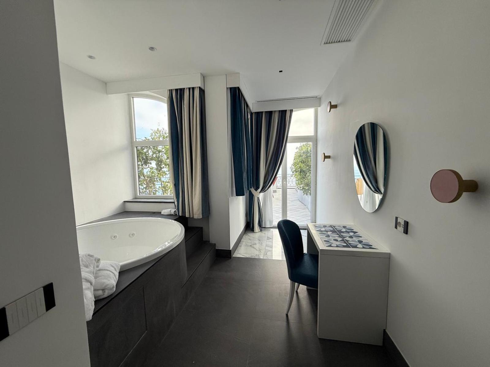 Hotel Art Pasitea 4*