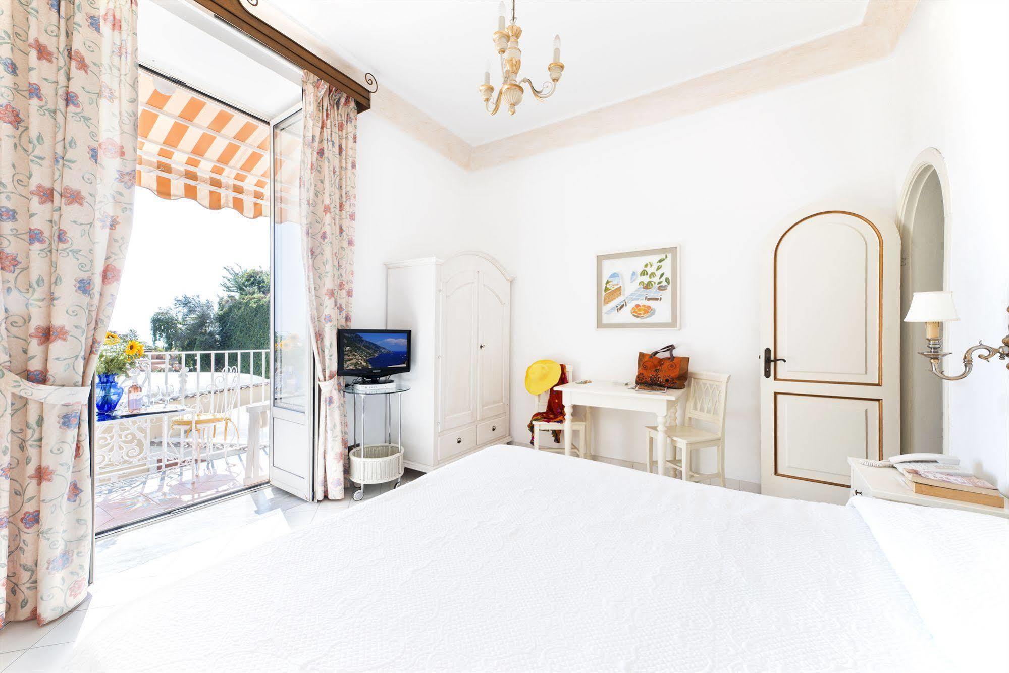 Flavio Gioia Aparthotel 3*