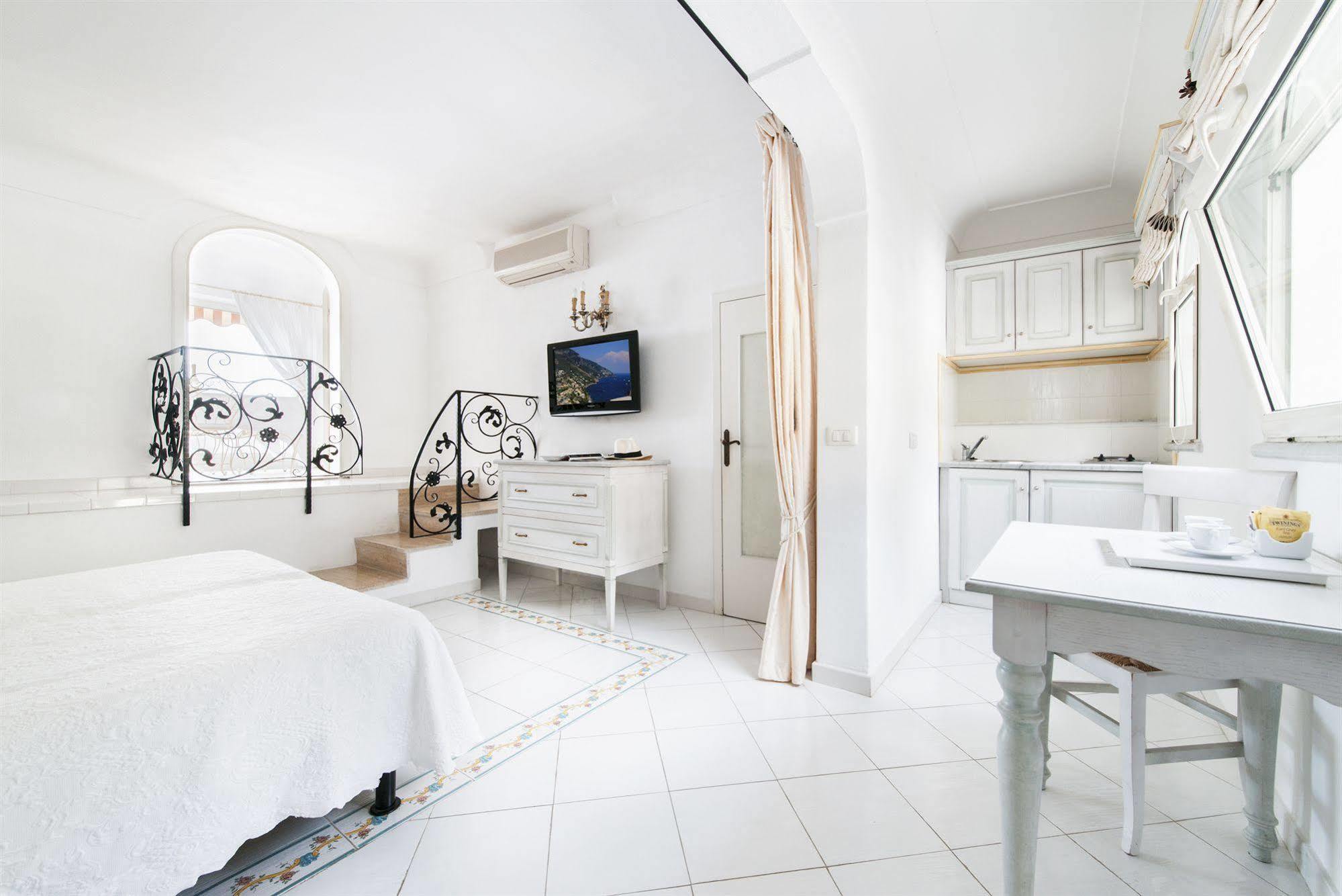 Flavio Gioia Aparthotel 3*