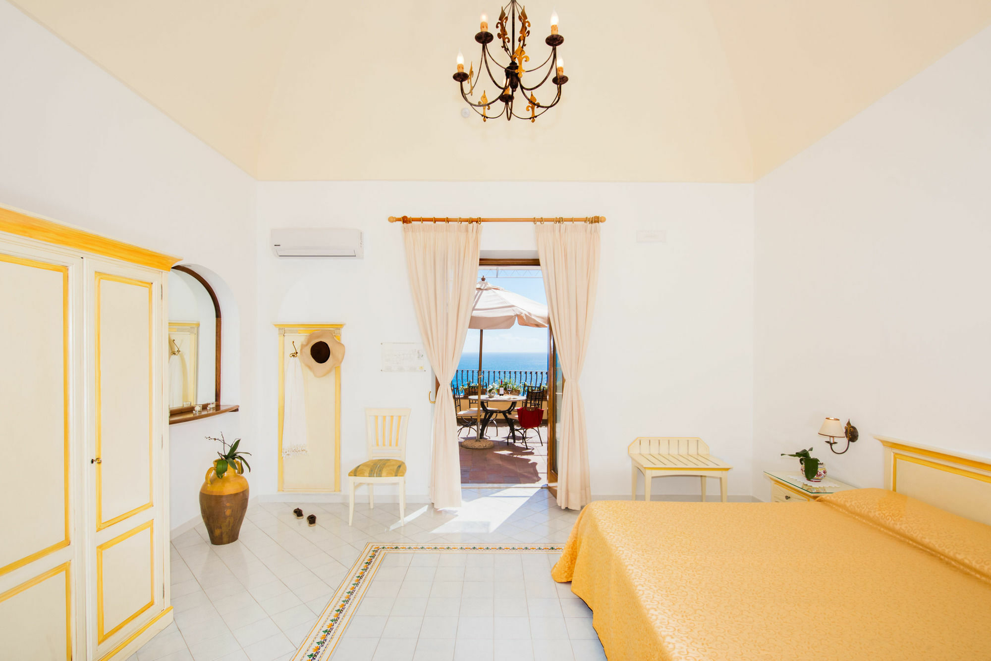 Hotel California 3*