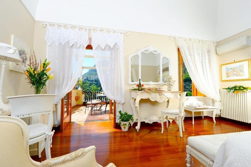 Mary 3* Positano